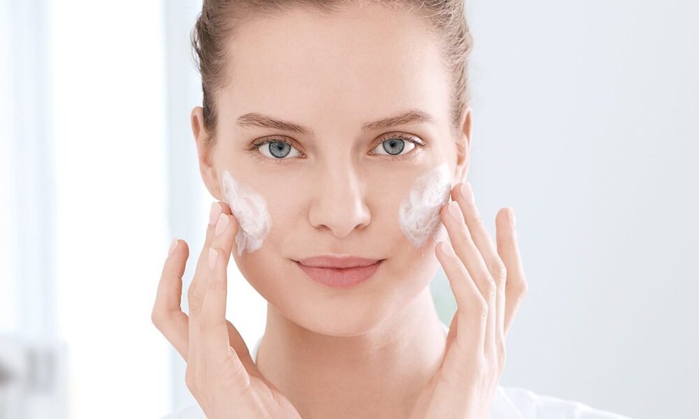 Eucerin INT DermoPure Article 620 skin care routine header 01